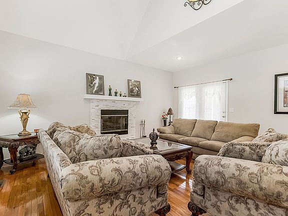 5th image of 1016 SE Cape Dr