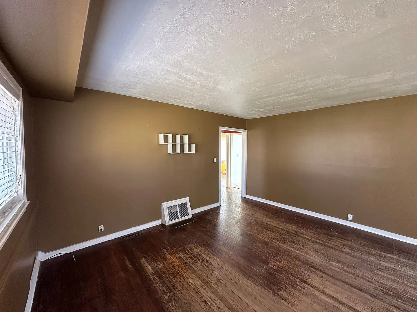 Pet Friendly Single Family Home with Fenced Yard — Photo 3