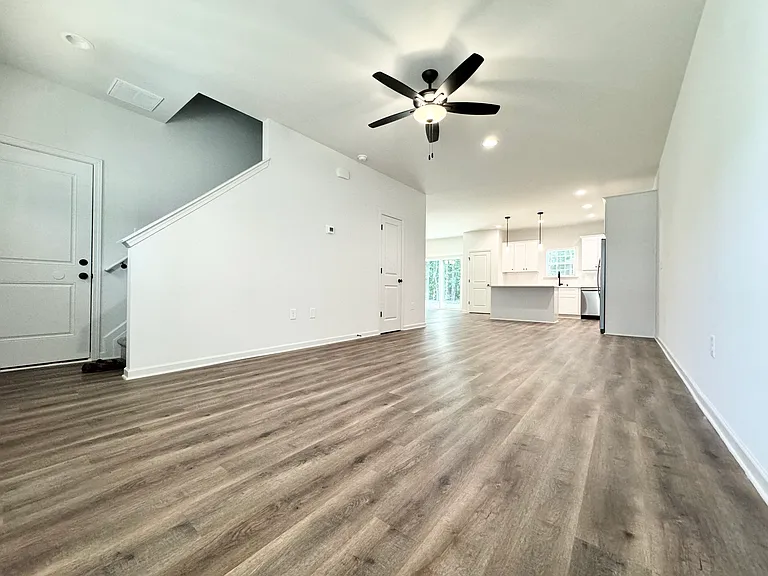 401 Austin Dr — Photo 2