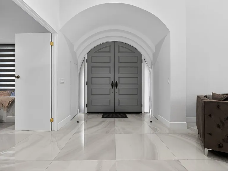 196 Kavenish Dr — Photo 10