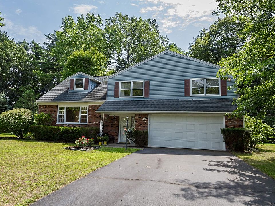 1st image of 11 Cresthaven Ln