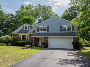11 Cresthaven Ln, Clifton Park, NY 12065