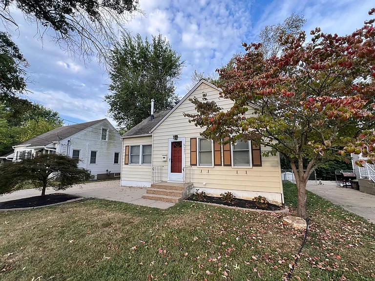 221 Henderson St — Photo 1