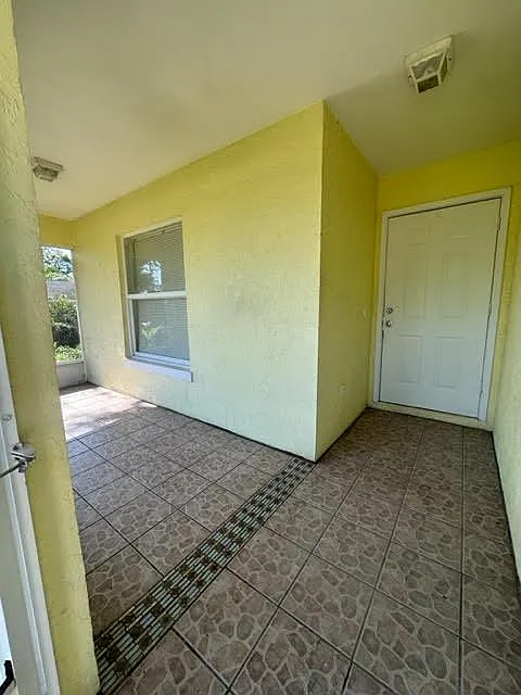 3 bed, 1144 sqft, $2,200 — Photo 2