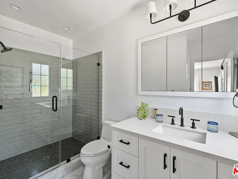 202 N Gower St — Photo 12