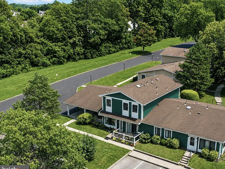 64 Woodway Dr — Photo 2
