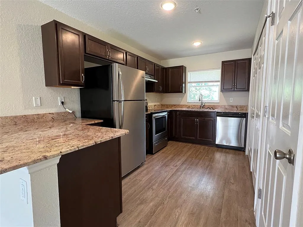 2 bed, 2.0 bath, 978 sqft, $1,175 — Photo 2