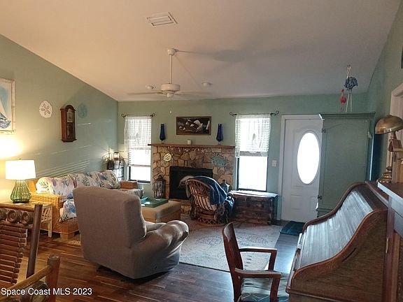 2nd image of 785 Crestline Ln NE