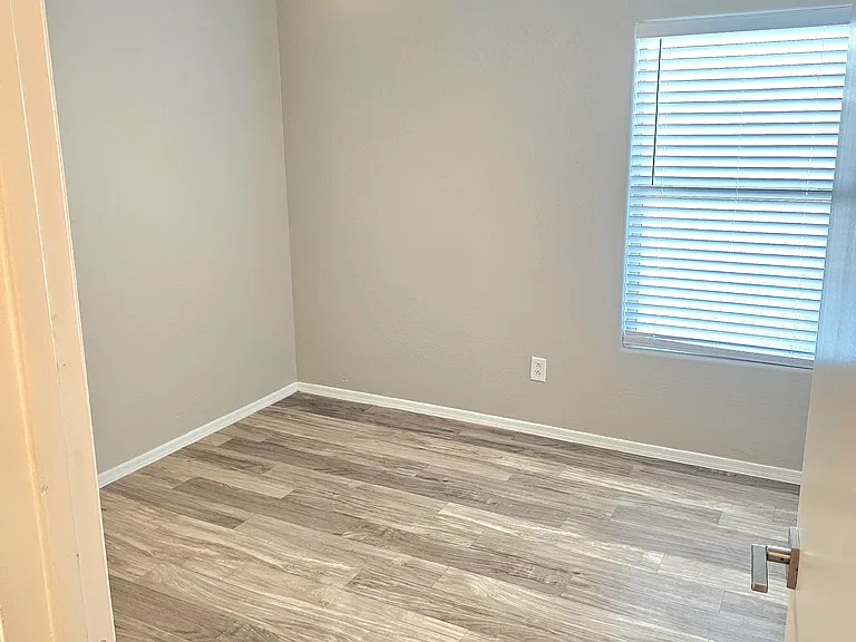 1111 E Chelsea Dr — Photo 18