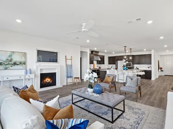 2823 Santa Fiora Cir, Corona, CA 92882