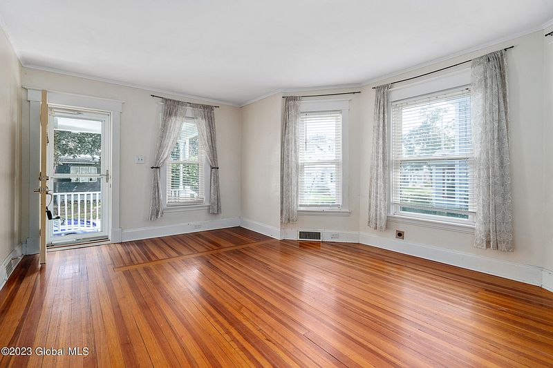 4th image of 121 Bruce Street