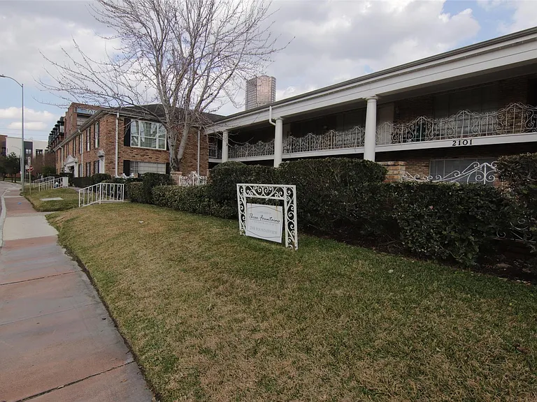 2101 Fountain View Dr #35 — Photo 2