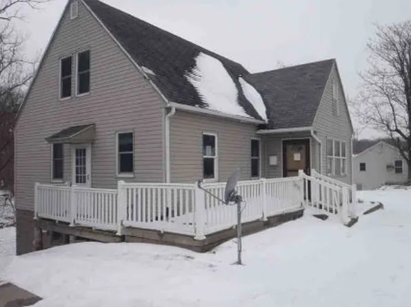 1414 Cedar St, Muscatine, IA 52761