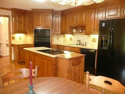 Eat-In Kitchen w/Granite Countertops, raised Panel Wood Cabinets,Crown Molding