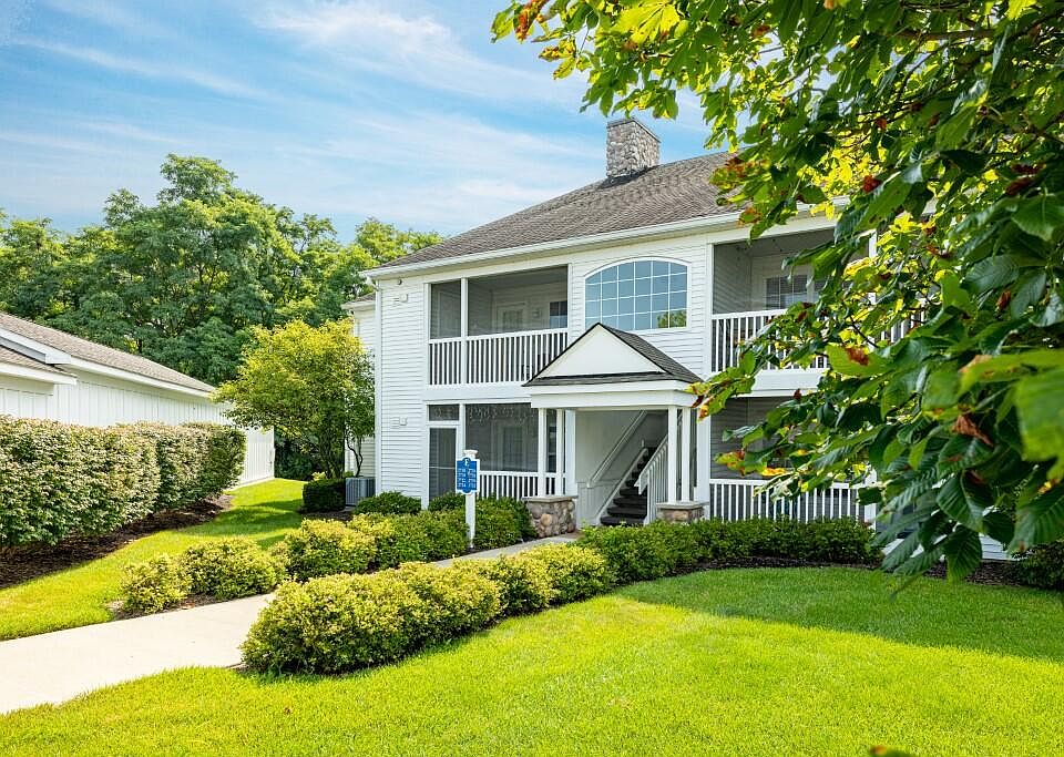 1st image of 2732 S Knightsbridge Cir