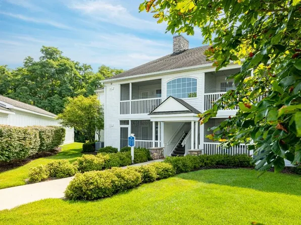 2732 S Knightsbridge Cir, Ann Arbor, MI 48105
