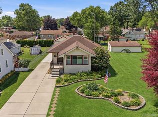22620 Lake Blvd, Saint Clair Shores, MI 48082