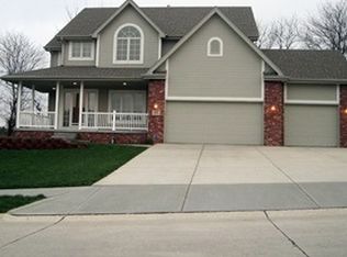 915 Rawhide Rd, Papillion, NE 68046