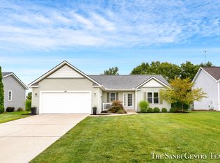 10249 Lynwood Ln, Zeeland, MI 49464
