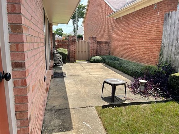 5th image of 1604 Queen Elizabeth Ct