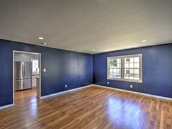 5th image of 239 Cambridge Dr