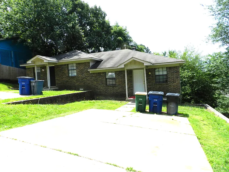 200 Westfield Dr N — Photo 1