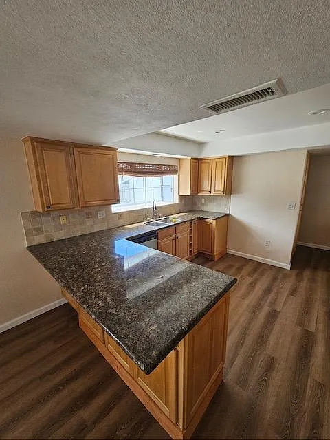 4 bed, 2112 sqft, $4,100 — Photo 4