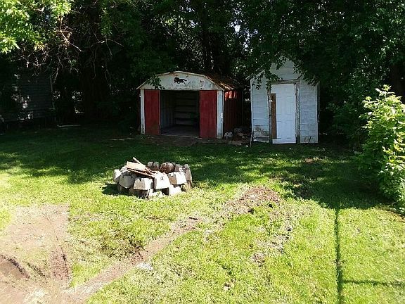 3rd image of 2212 Cardinal Ave