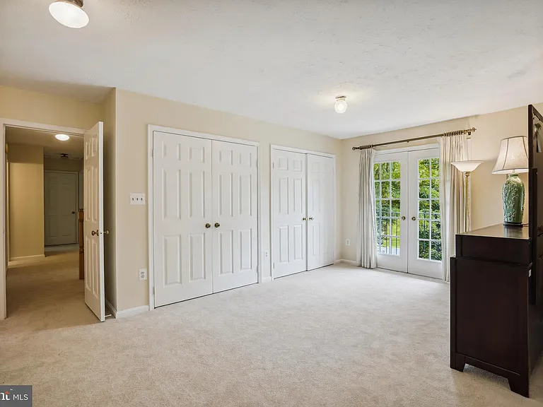 9708 Locust Hill Dr — Photo 27