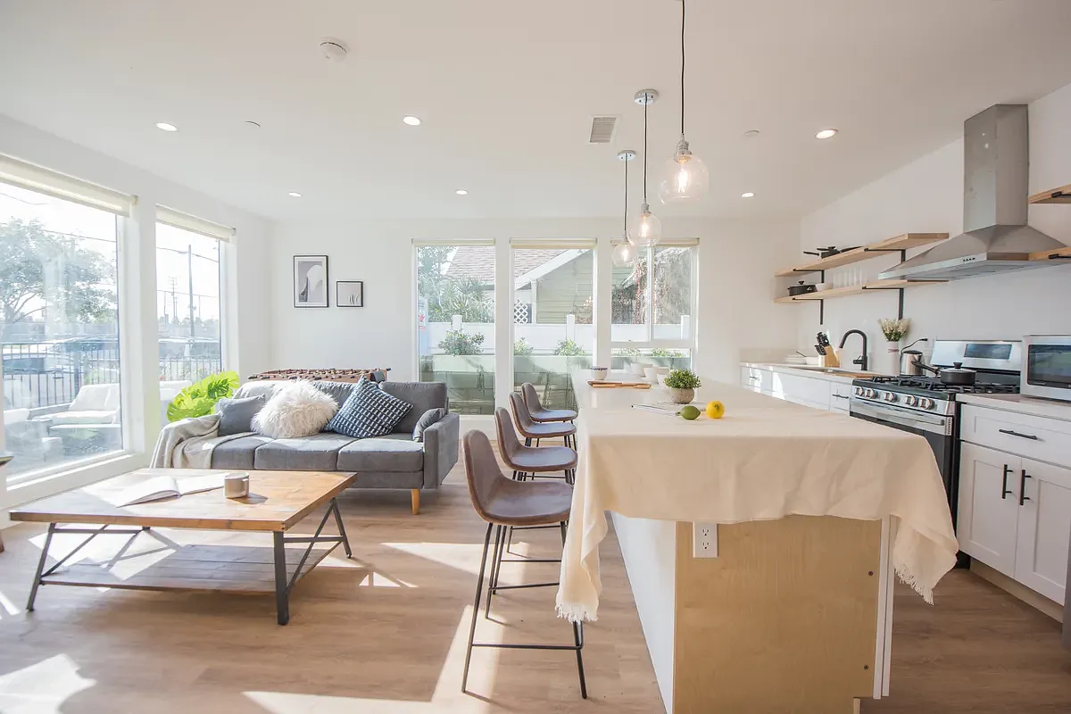 12 bed, 3429 sqft, $875 — Photo 3