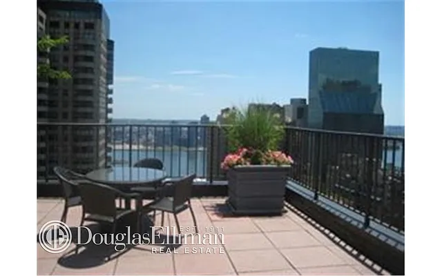 Rented by Douglas Elliman | media 23