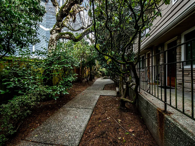 922 10th Ave E #7 — Photo 6