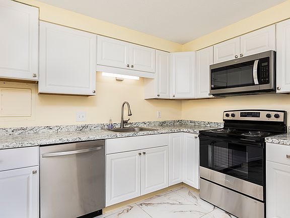 4th image of 1004 Paradise Rd APT 2M
