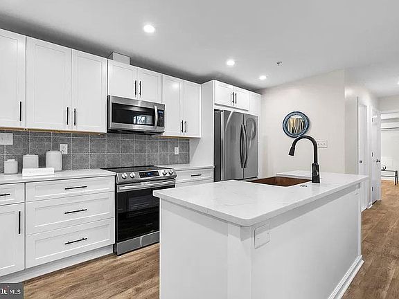 2nd image of 1625 1st St NE #B