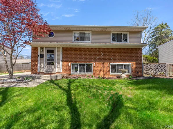 22646 Candace Dr, Rockwood, MI 48173