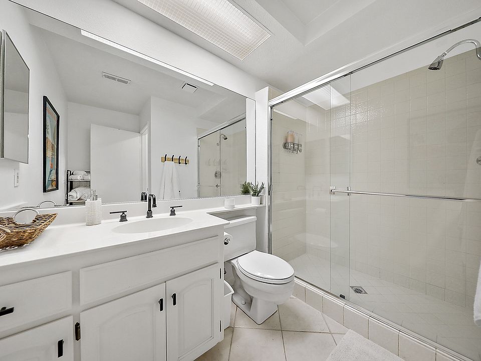 1st image of 699 Vista Lago Cir N