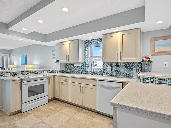 5th image of 19450 GULF BOULEVARD #705