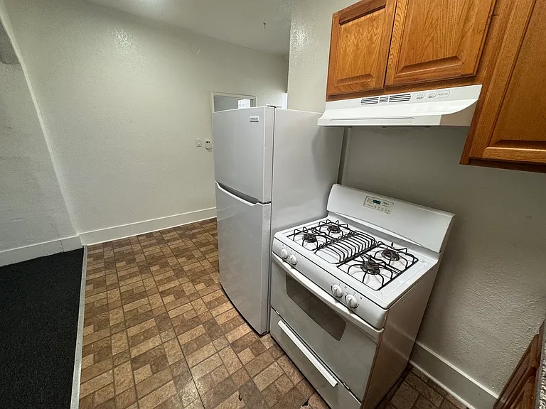 127 N Burlington Ave #C — Photo 13