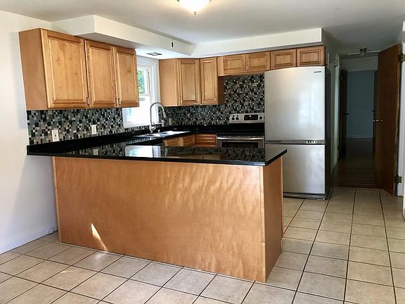 5th image of 29 Carol Dr