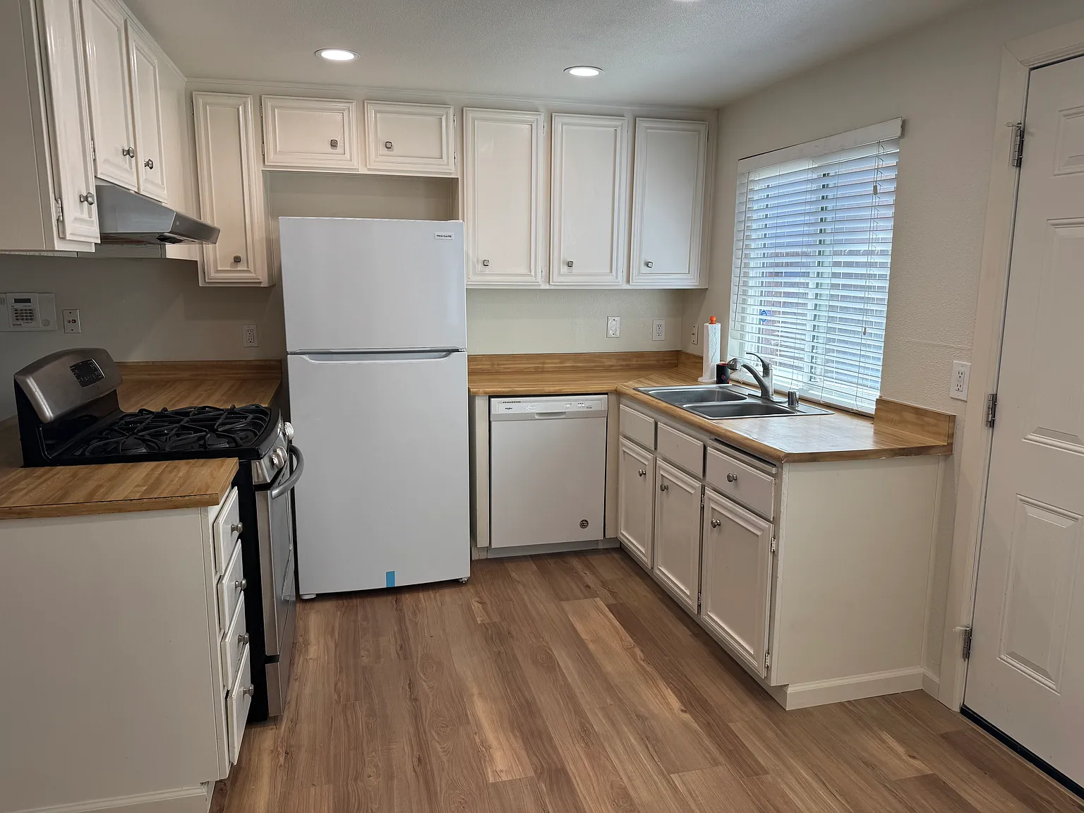 3 bed, 1148 sqft, $2,350 — Photo 2
