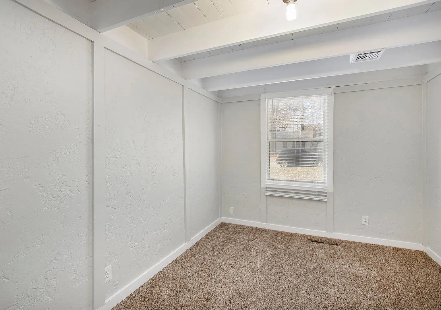 Coming soon! Rare Mission Kansas home for rent — Photo 4