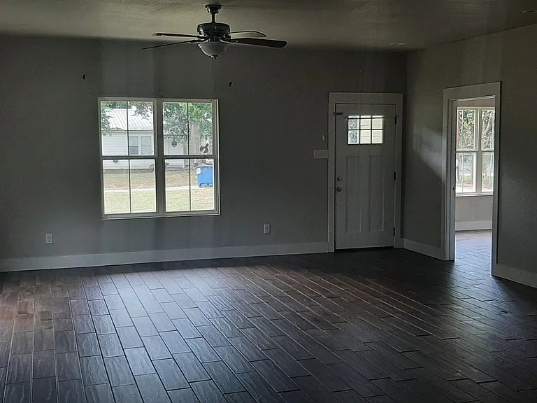 312 W Indiana St — Photo 2