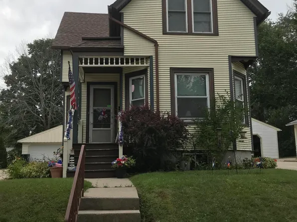 1063 Canary Ct, Grafton, WI 53024