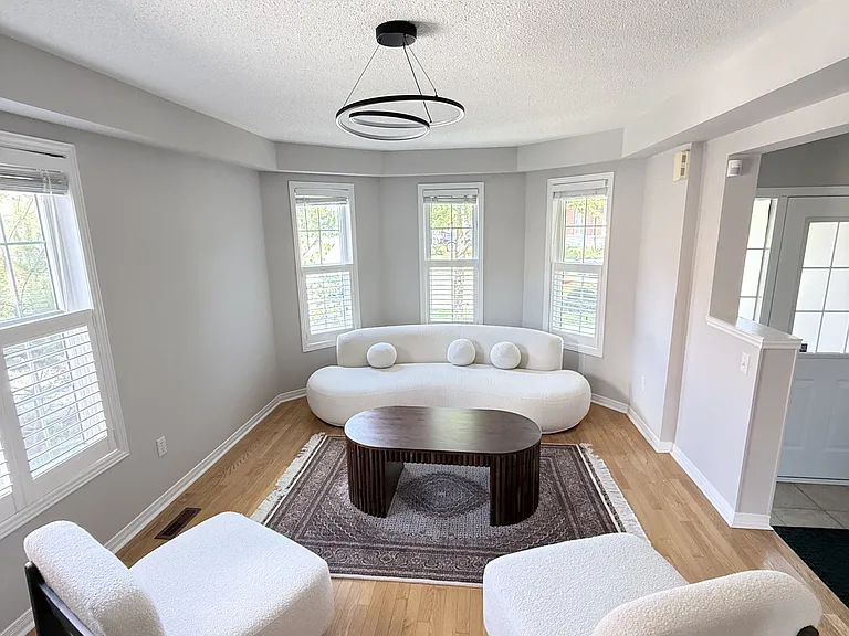 69 Selkirk Dr — Photo 1