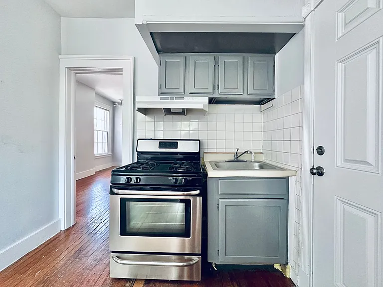 271 Crown St — Photo 12