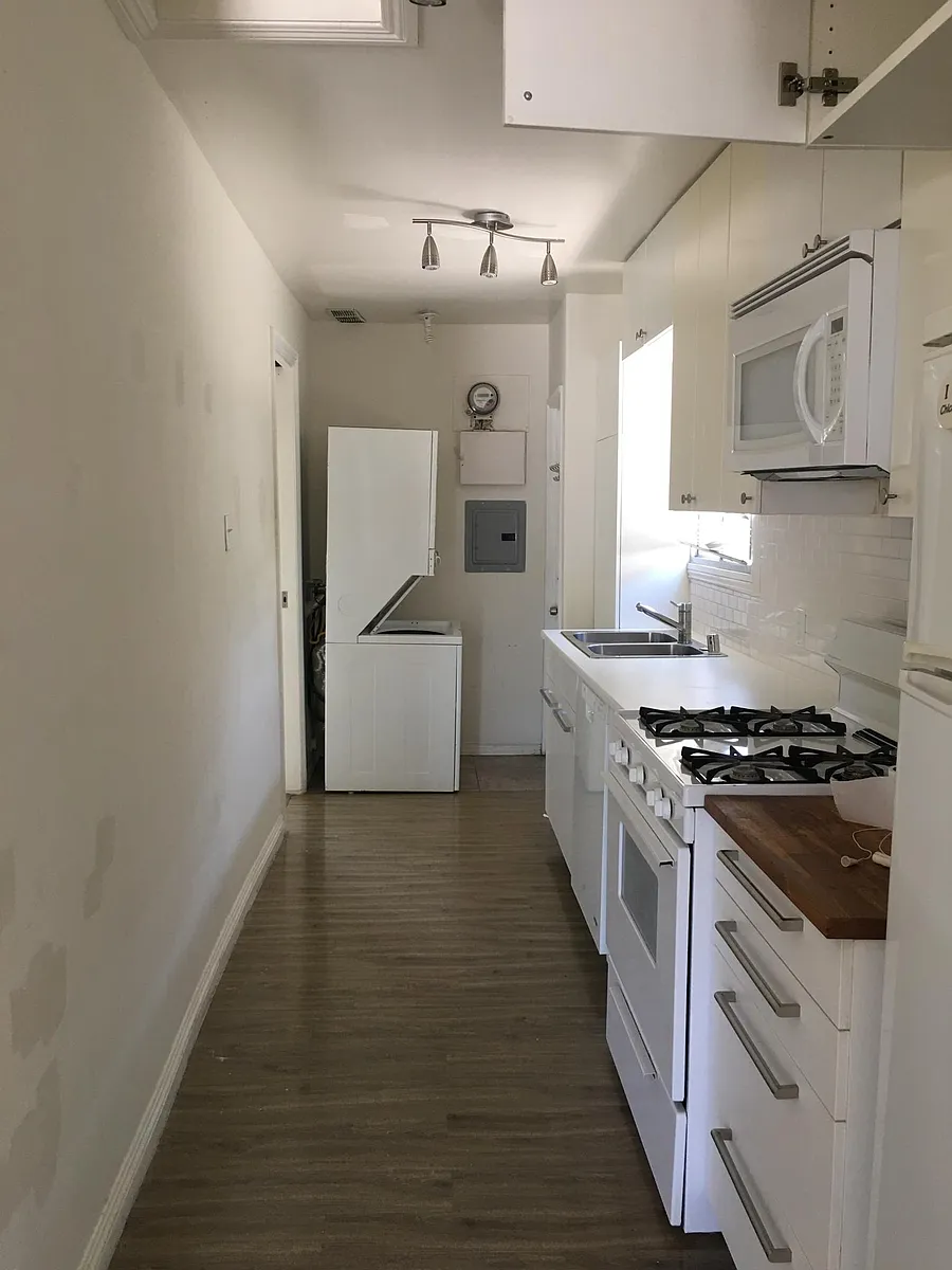 Kitchen, also showing combo washer & dryer - 1018 Boynton St
