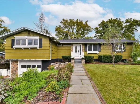 202 Fox Dr, Camillus, NY 13031