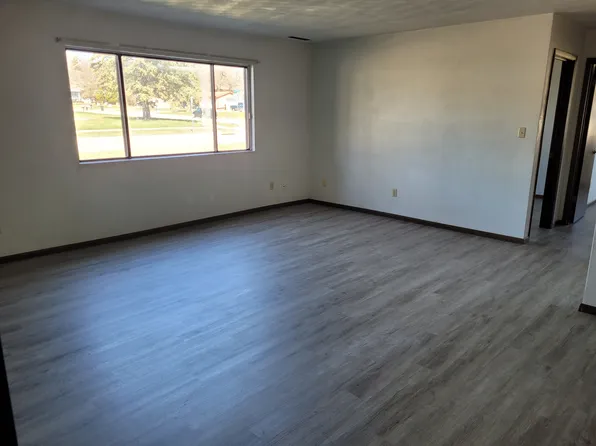 2324 W 4th St APT 4, Cedar Falls, IA 50613