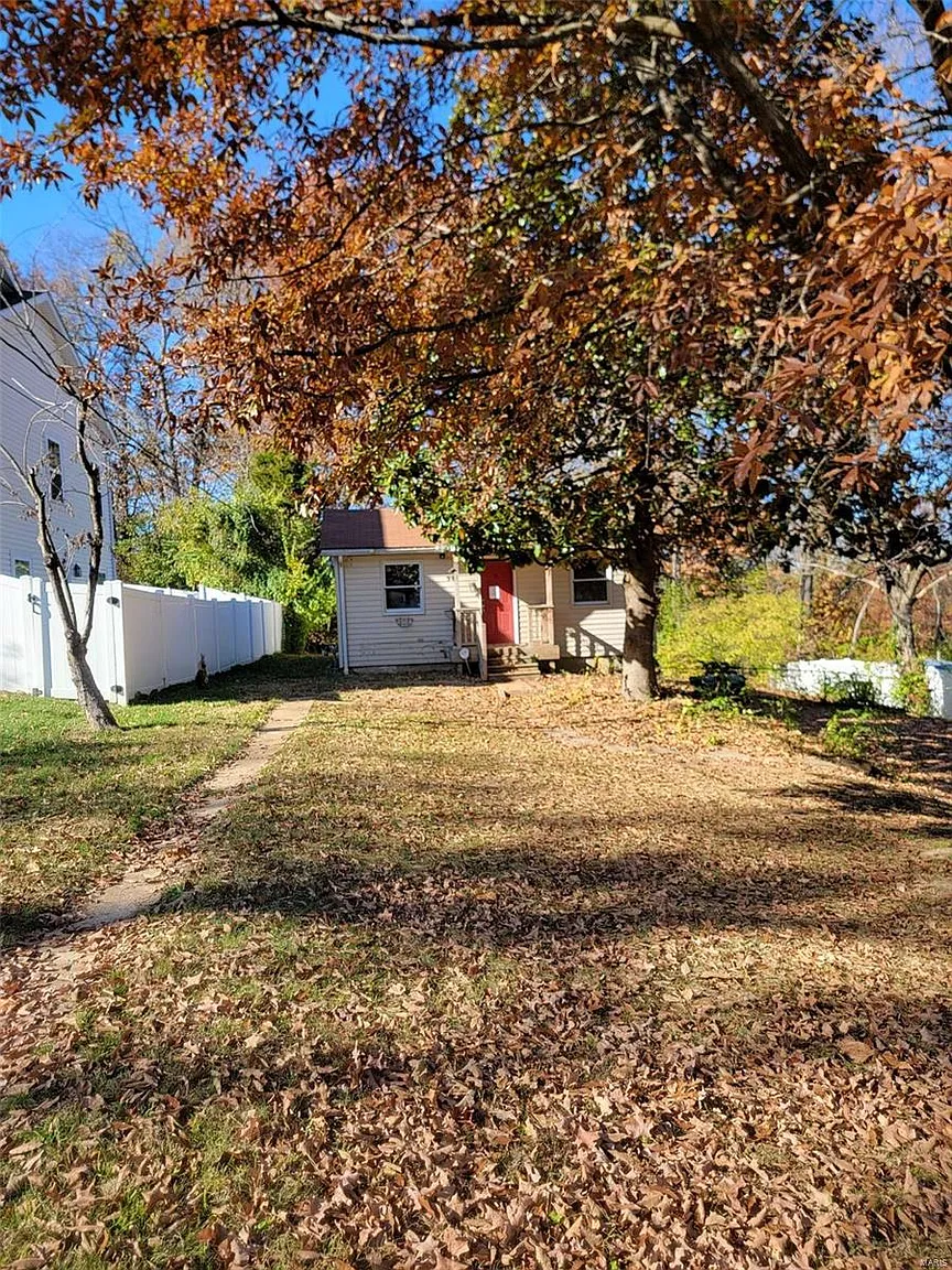 725 Edna Ave photo 1