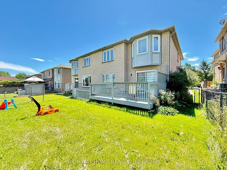 569 Walpole Cres — Photo 31